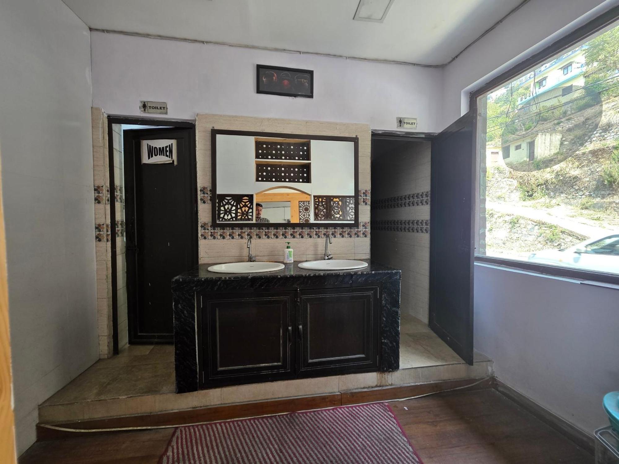 Siddhi Vinayak Hotel And Banquet Bhimtal Bagian luar foto